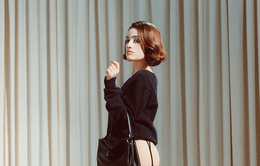 L’actrice Rachel Sennott dans la campagne Été 25 de Balenciaga © Courtesy of Balenciaga.