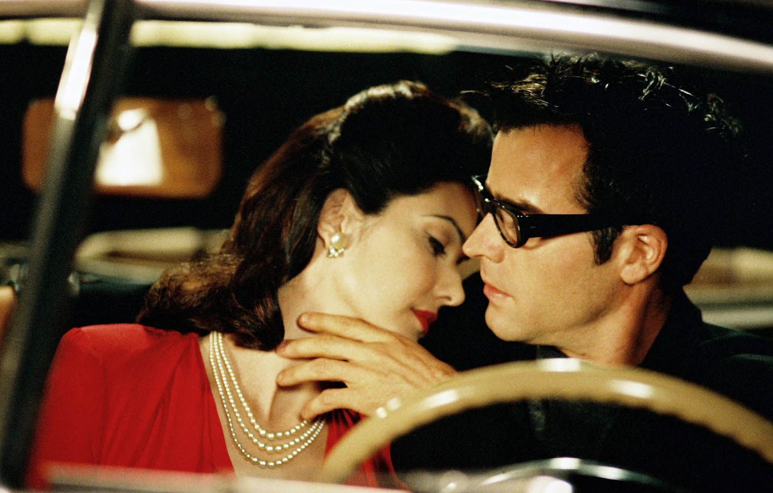 Laura Harring et Justin Theroux dans le film Mulholland Drive (2001) de David Lynch. © Tamasa Distribution.