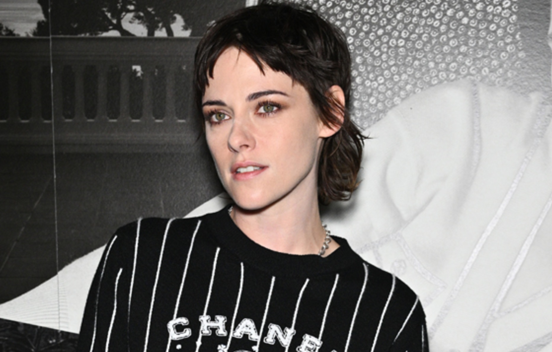 Kristen Stewart au défilé Chanel haute couture printemps-été 2023, le 4 octobre dernier, à Paris. Photo par Stéphane Cardinale ©Getty Images
