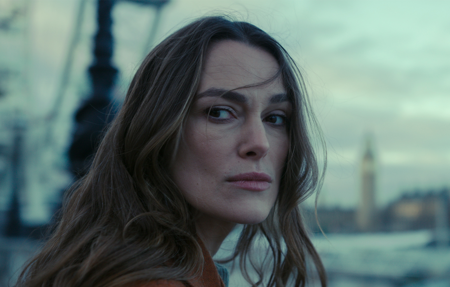 Keira Knightley dans la série Black Doves (2024) © Netflix.