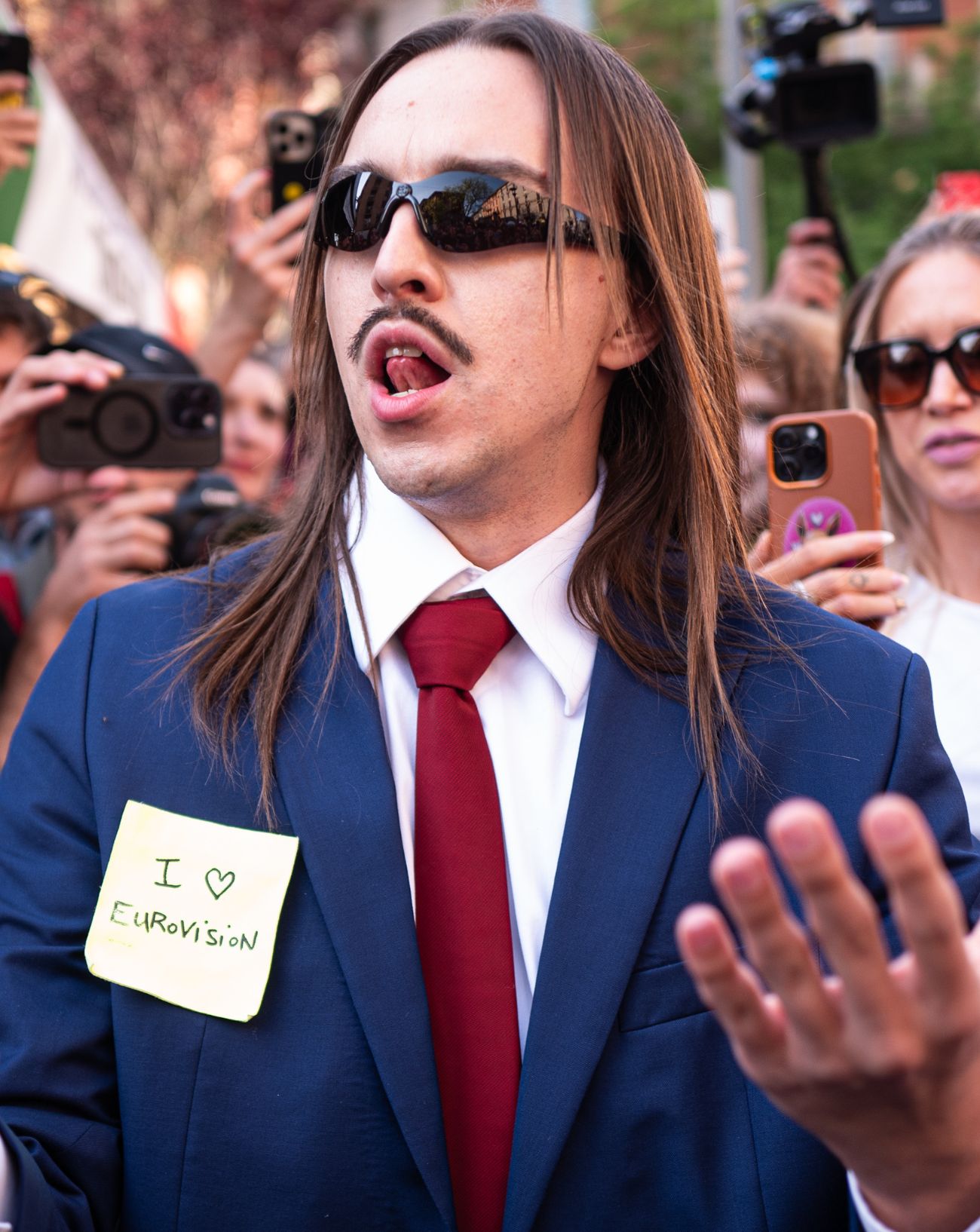 Le rappeur estonien Tommy Cash assiste à un événement avec des fans pour promouvoir sa participation au Concours Eurovision de la chanson 2025, le 30 avril 2025 à Milan, en Italie.