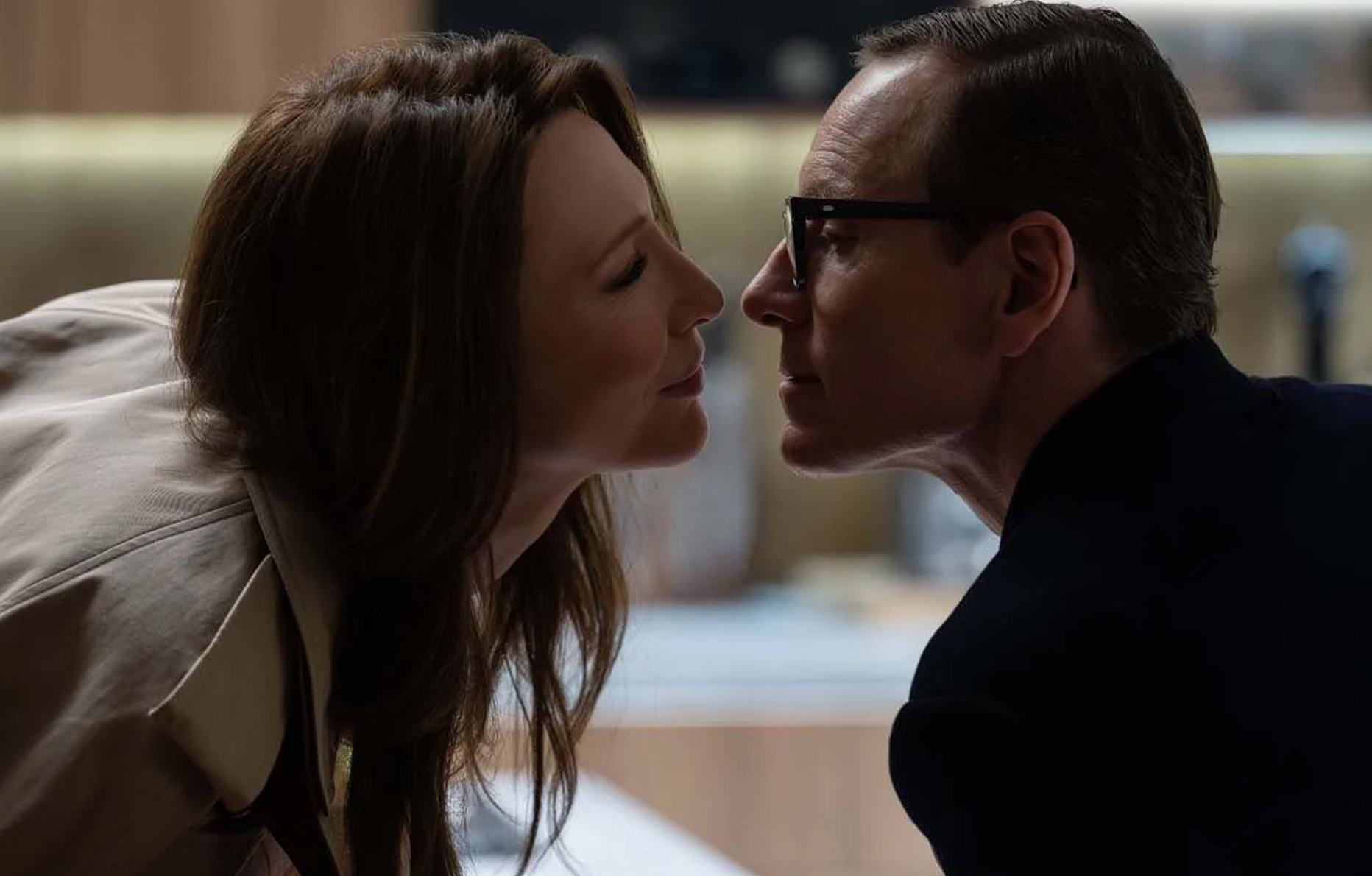 Cate Blanchett et Michael Fassbender dans le film The Insider (2025) © 2025 All Rights Reserved.