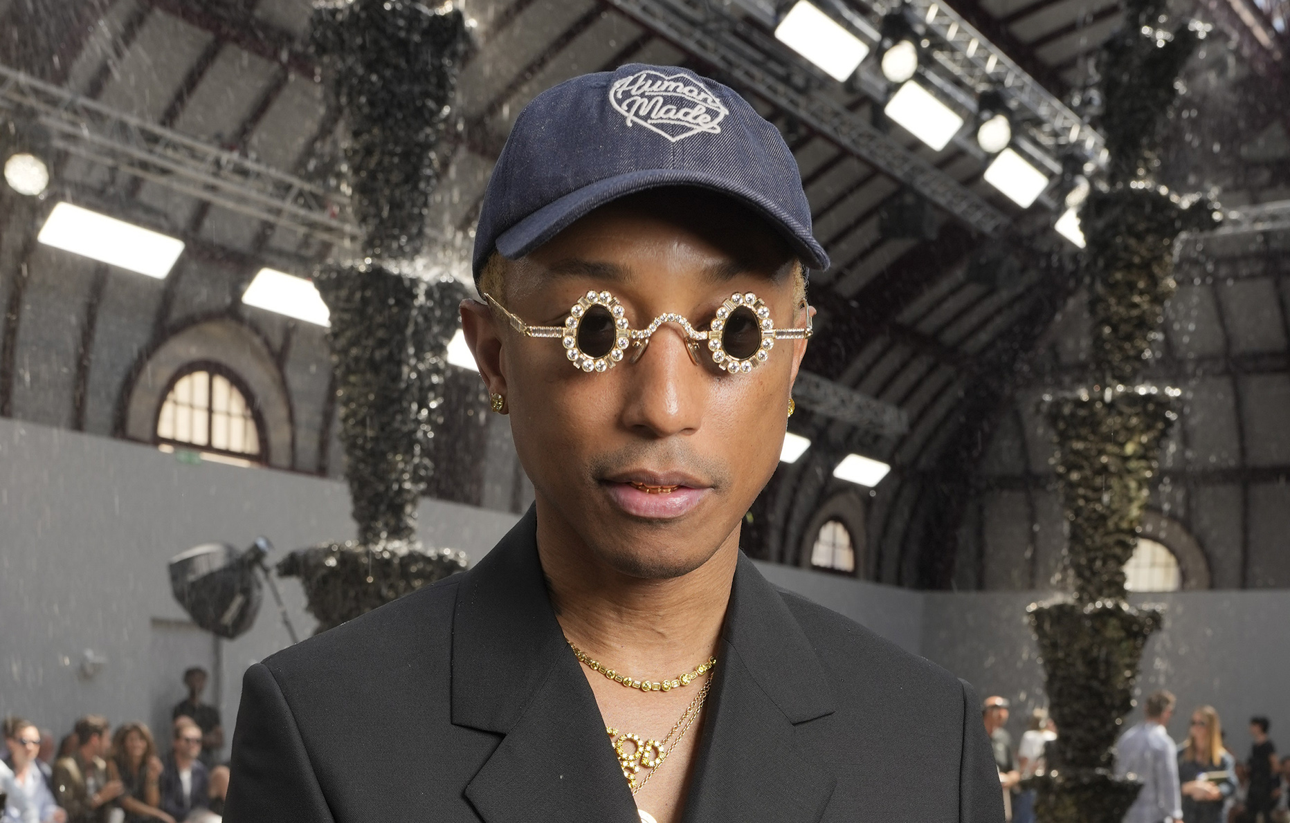 Pharrell Williams au défilé Loewe printemps-été 2024 à Paris © Swan Gallet/WWD via Getty Images.