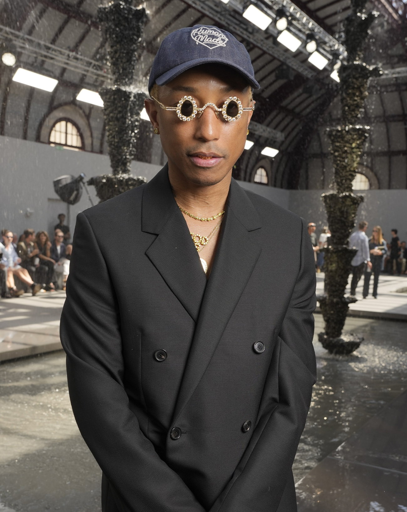 Pharrell Williams au défilé Loewe printemps-été 2024 à Paris © Swan Gallet/WWD via Getty Images.