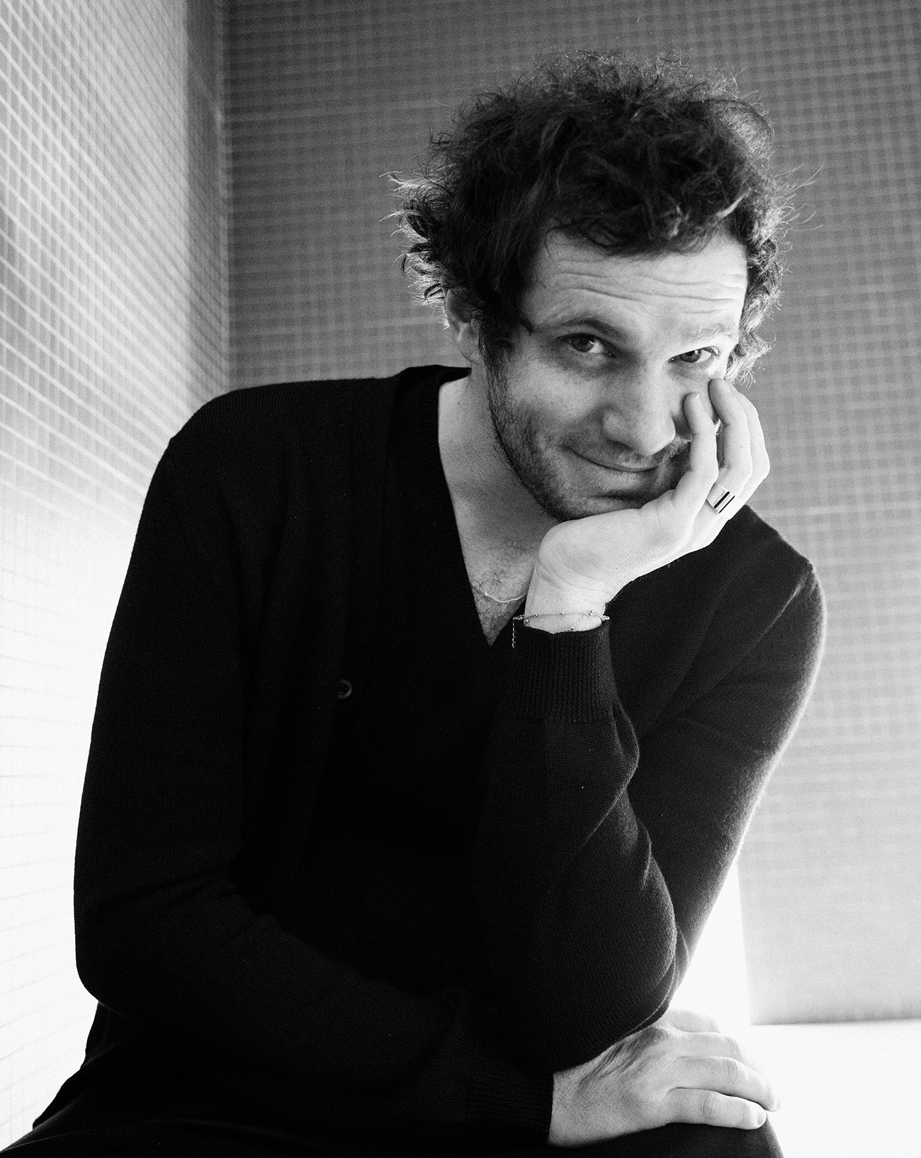 Félix Moati porte un gilet Prada © Nathan Merchadier pour Numéro.com