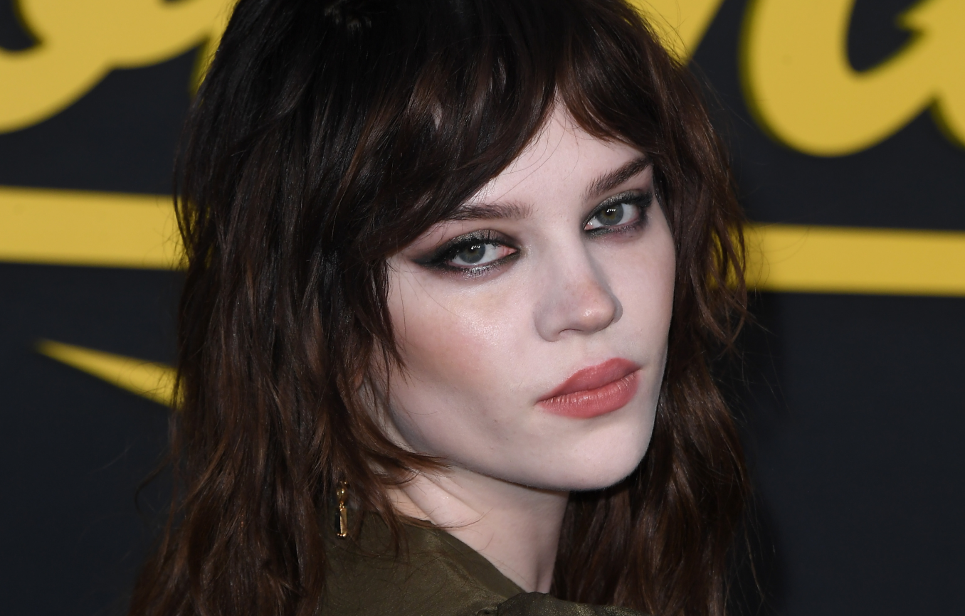 À l'affiche du film Her Private Hell, Sophie Thatcher prend la pose sur un photocall dans une robe kaki.