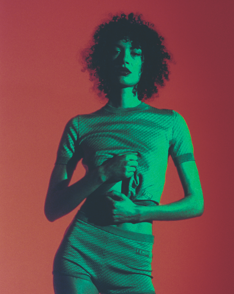 Portrait de Jäde. Pull et culotte en laine et soie, Fendi.