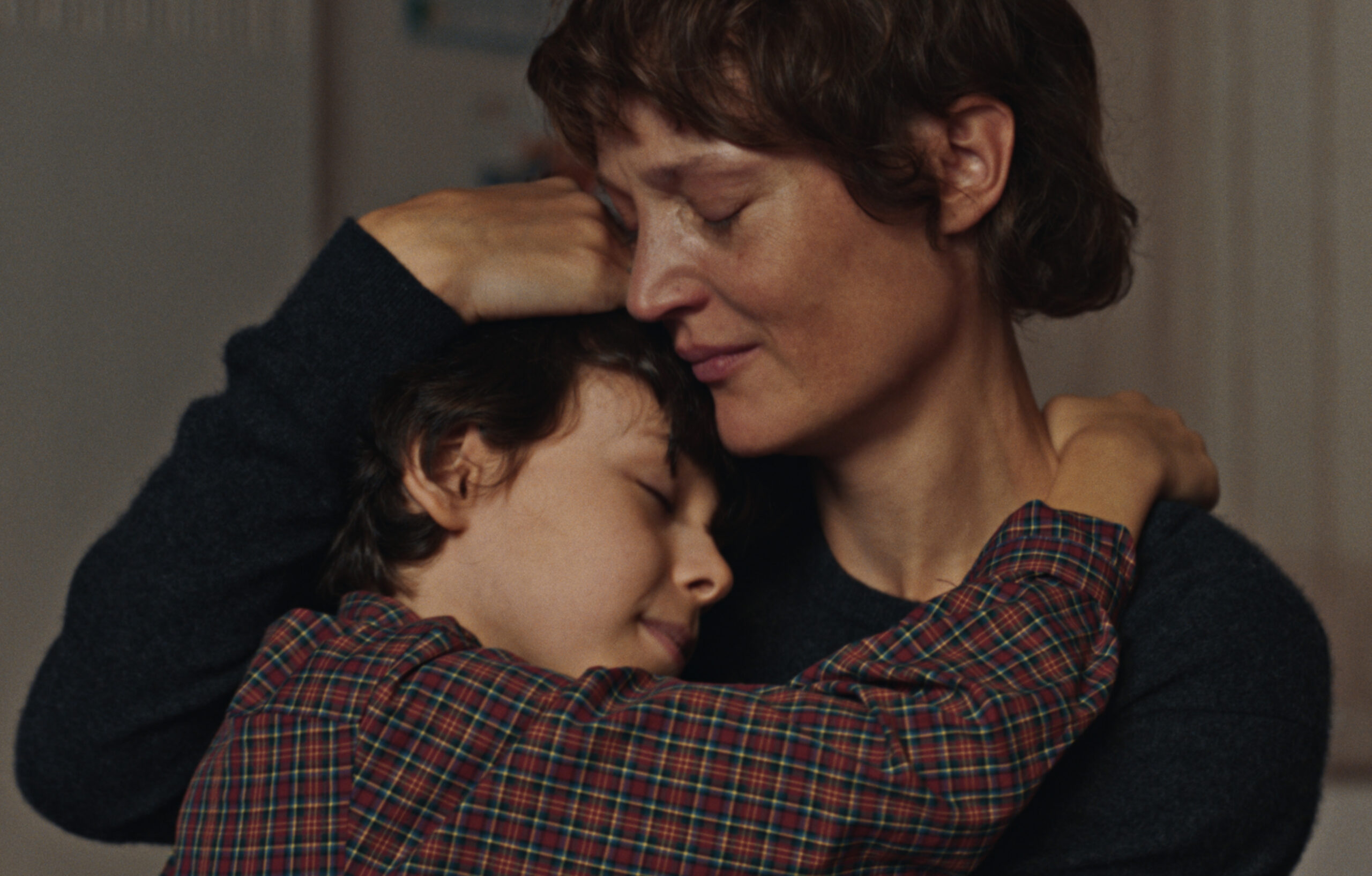 Vicky Krieps et Viggo Ferreira-Redier se prennent dans les bras dans le film Love Me Tender (2025).