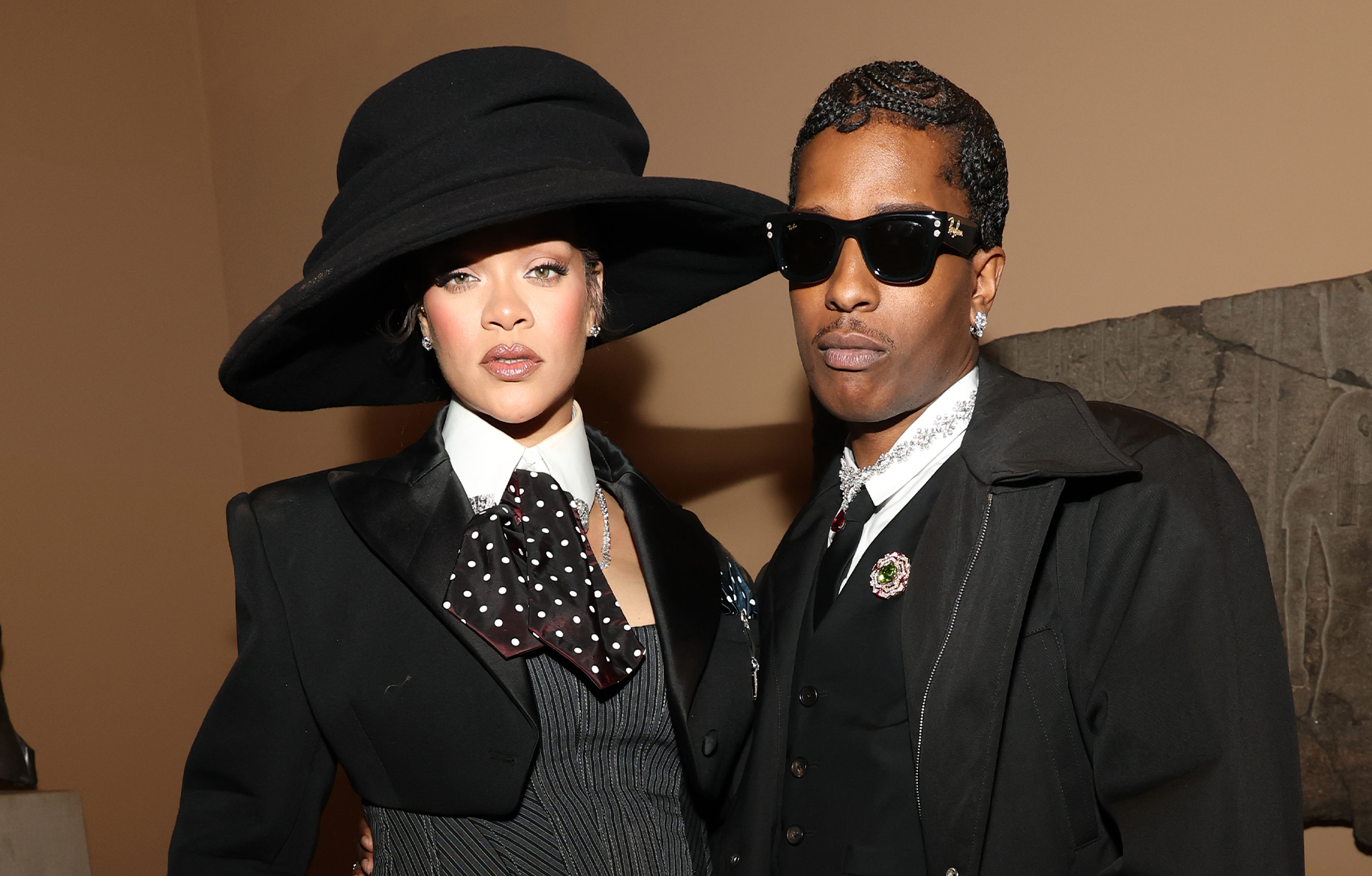 rihanna en ensemble marc jacobs et asap rocky en tailleur awge au met gala 2025