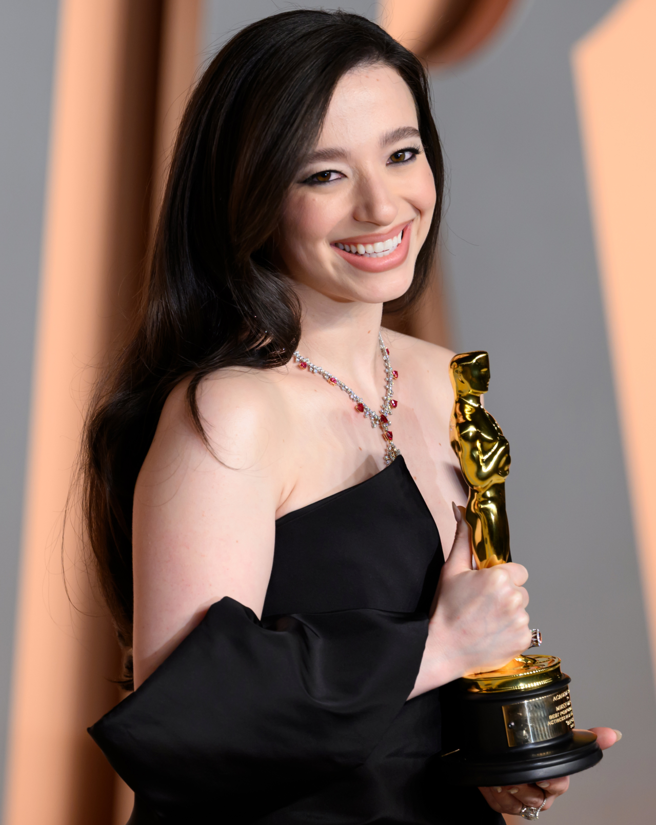 À l'affiche du film Reptilia, l'actrice Mikey Madison prend la pause sur un photocall, son Oscar en main.