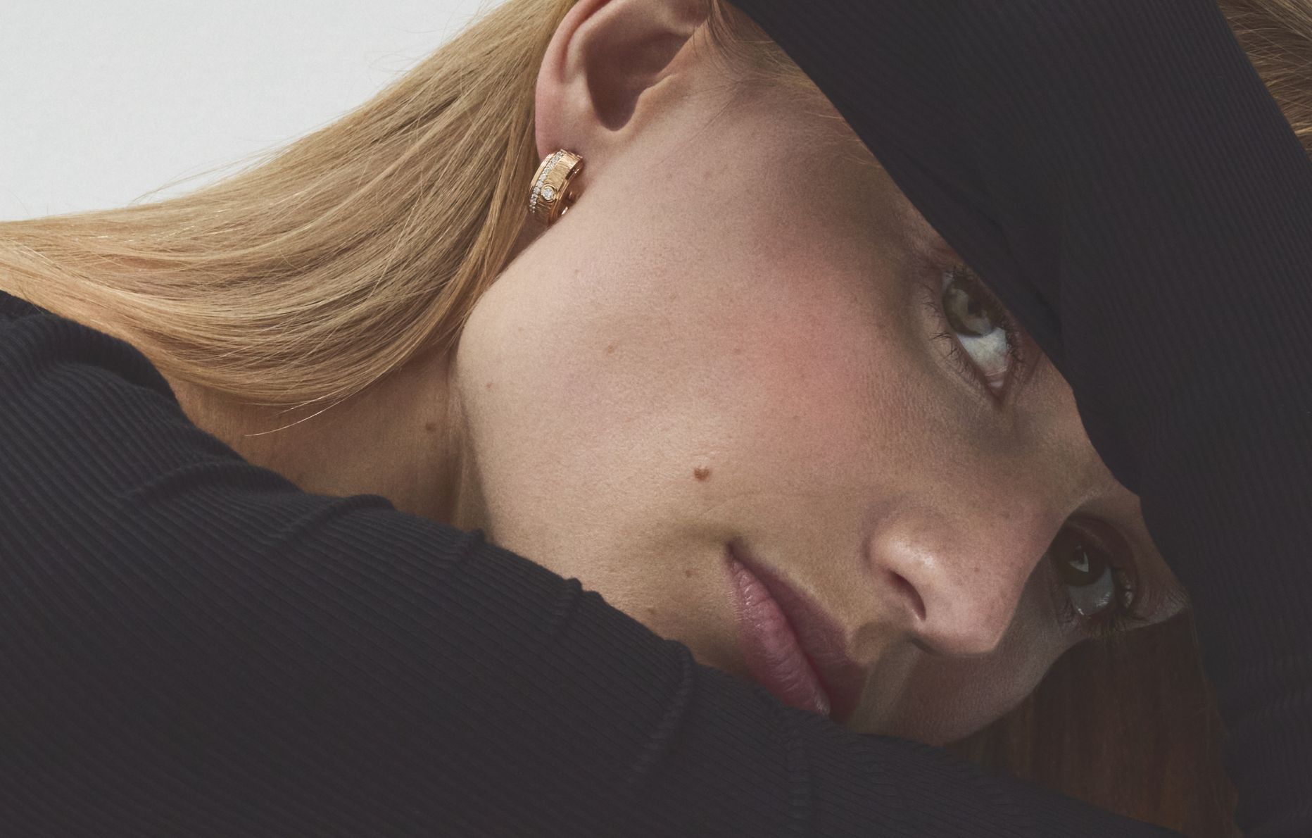 La DJ française Philou dans un shooting pour le magazine Numéro avec Piaget.