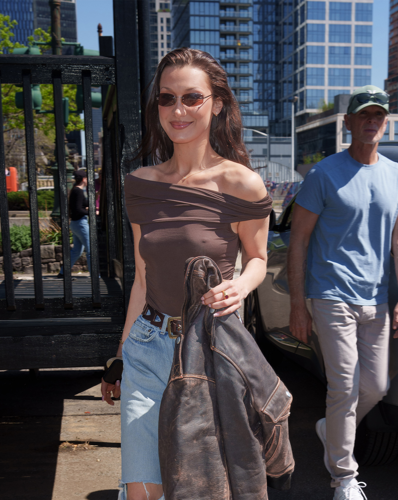 bella hadid en lunettes de soleil rectangulaires chanel