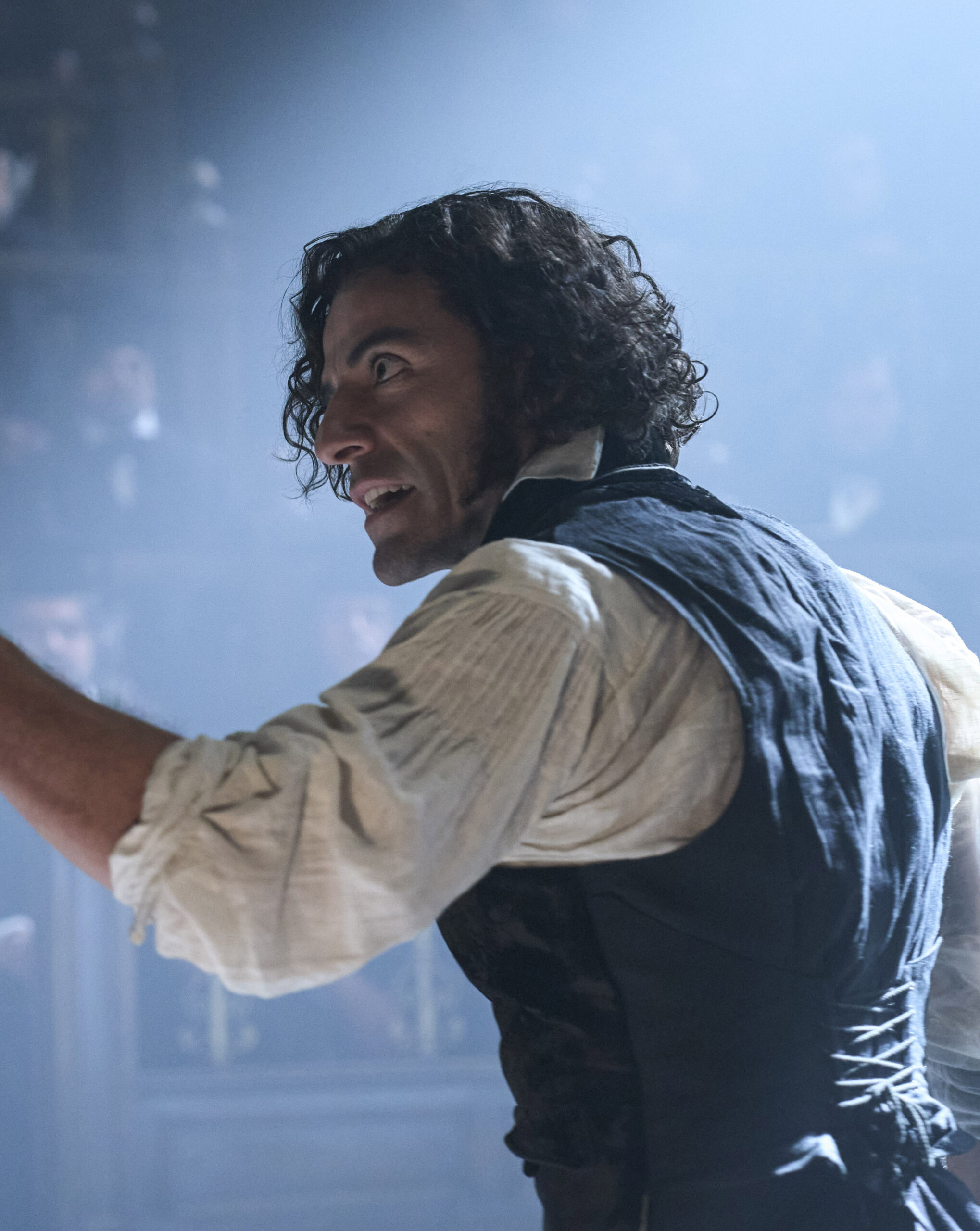 Photo de Oscar Isaac dans le film Frankenstein (2025) de Guillermo del Toro.
